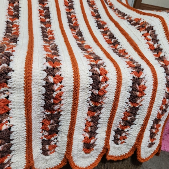 Vtg Afghan Throw Scalloped Edge Hand Crocheted Fall Thanksgiving Colors 48x50in - Picture 8 of 9
